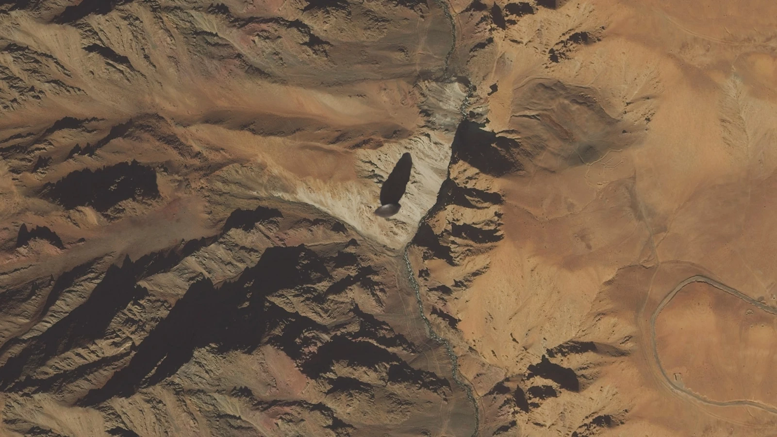  Arrival aerial view spaceship in Pakistan Raynault vfx 
