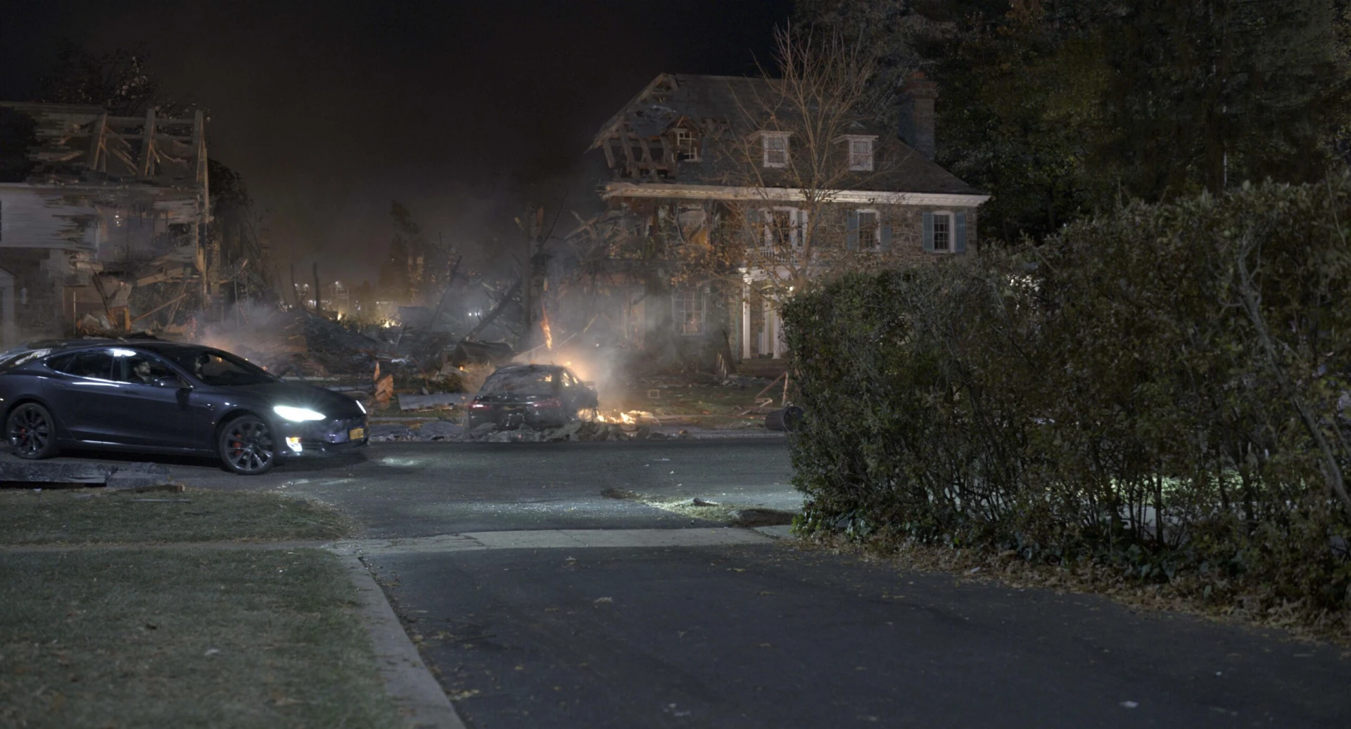 Invasion S01 shot collapsed house on fire from Raynault vfx