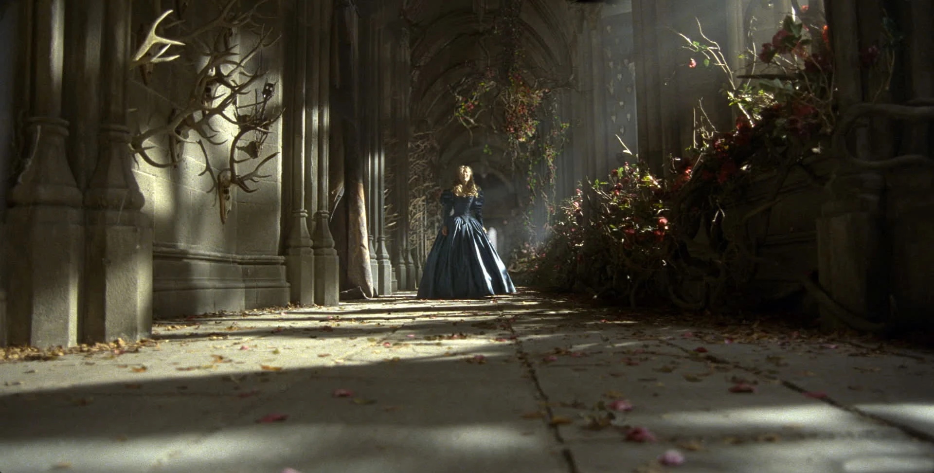 Beauty and the beast, Beauty in castle corridor Raynault vfx